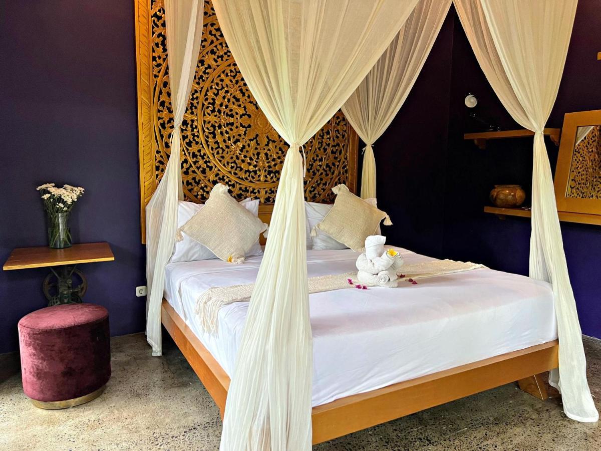Couette-café Joyously Raw - Free Upgrade Subject To Availability *