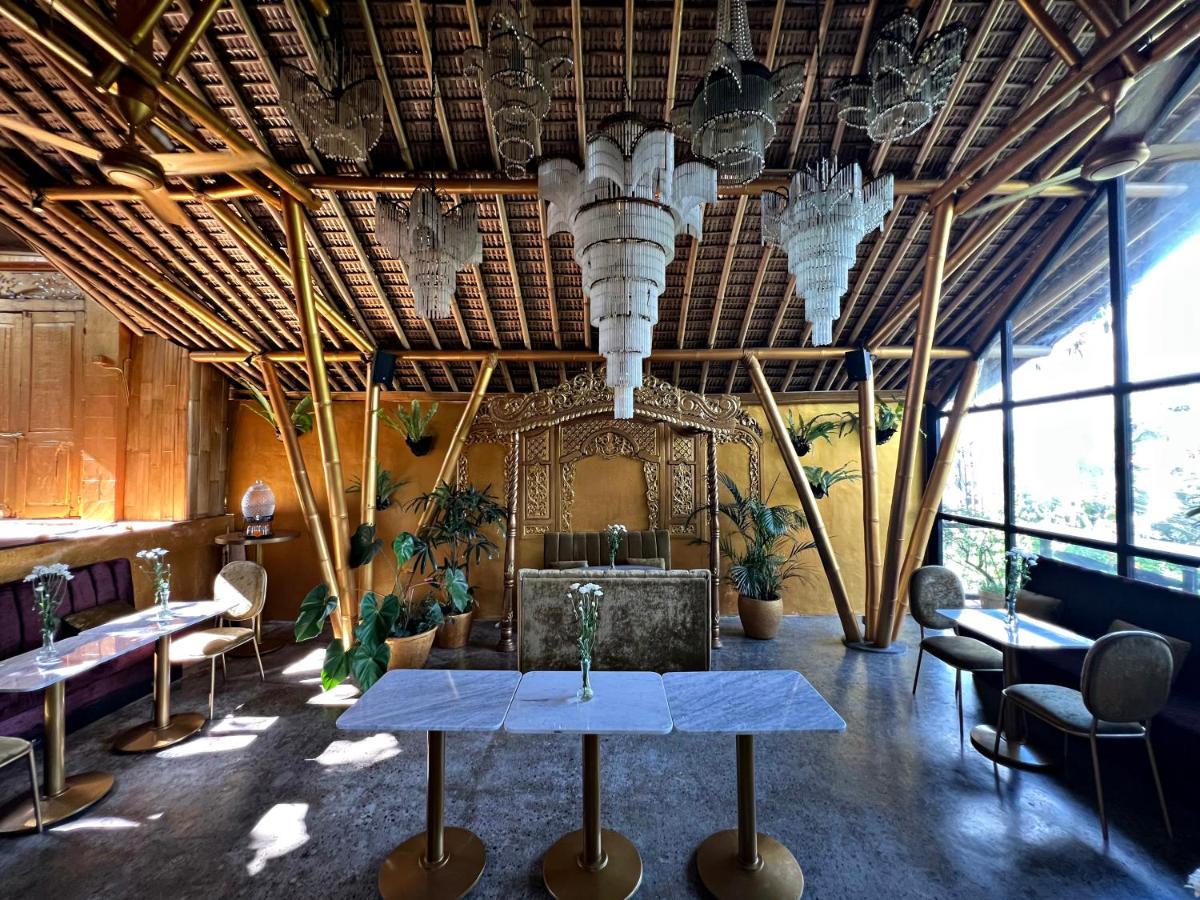 Joyously Raw - Free Upgrade Subject To Availability Couette-café