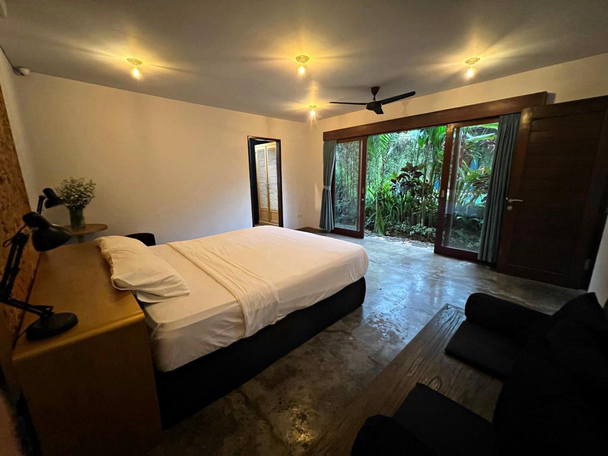 Joyously Raw - Free Upgrade Subject To Availability Couette-café *